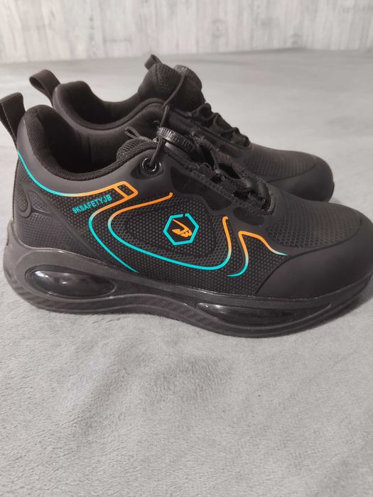 Продам непромокаемые кросовки.