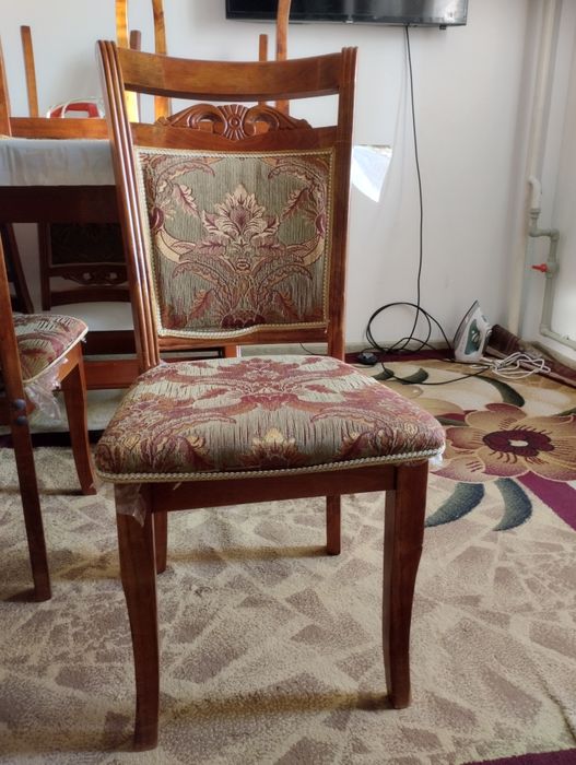 Большой стол со стульями