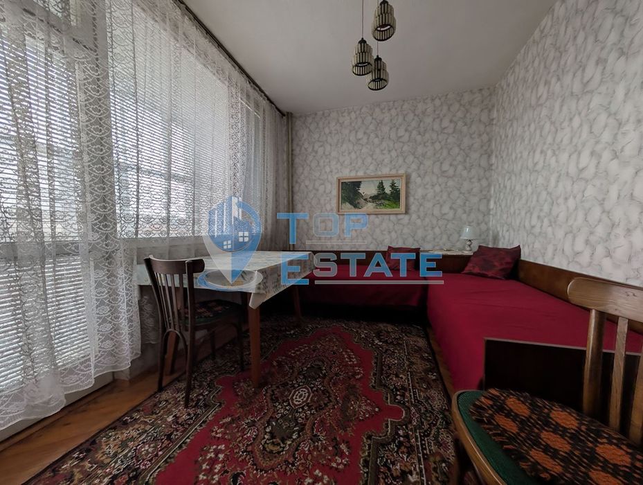 Тристаен тухлен апартамент в центъра на град Стражица