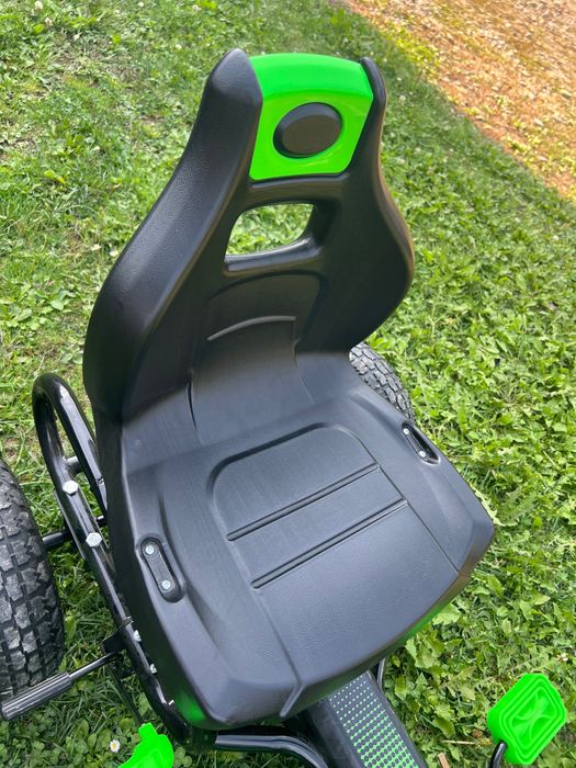 Vand kart cu pedale si scaun reglabil