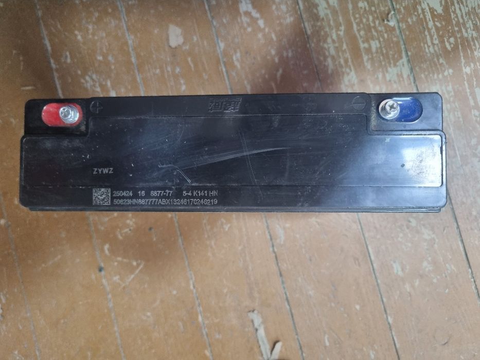 Akumlyator sotiladi 6.12volt 32amperlik yangi