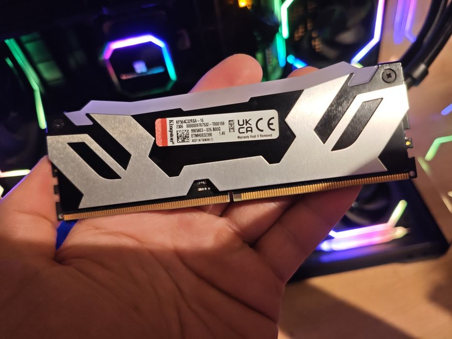 Vând/schimb plăcută 16 GB RAM perfect funcțională rgb fury 6400 mhz ddr5