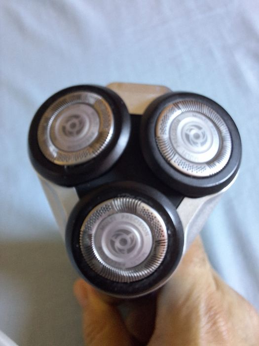 Vând Aparat de bărbierit Philips electric umed şi uscat S5420/06