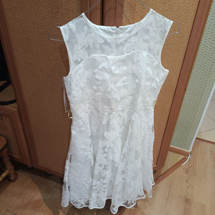 Продам нежное платье на девочку 6-7 лет. Район 8 школы.