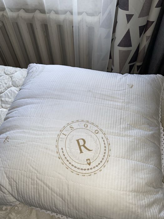 4  подушки новые