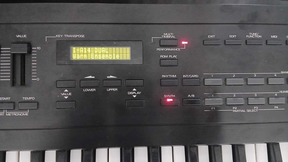 Продавам Синтезатор Roland D-10 с проблем.