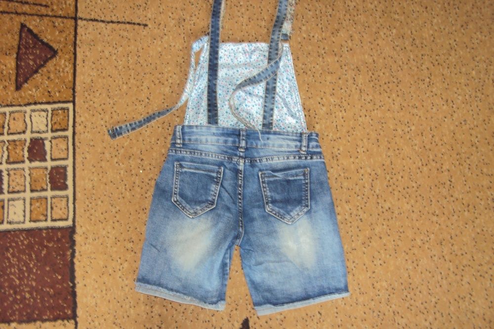 Джинсовые шорты- комбинезон на 9-11 лет