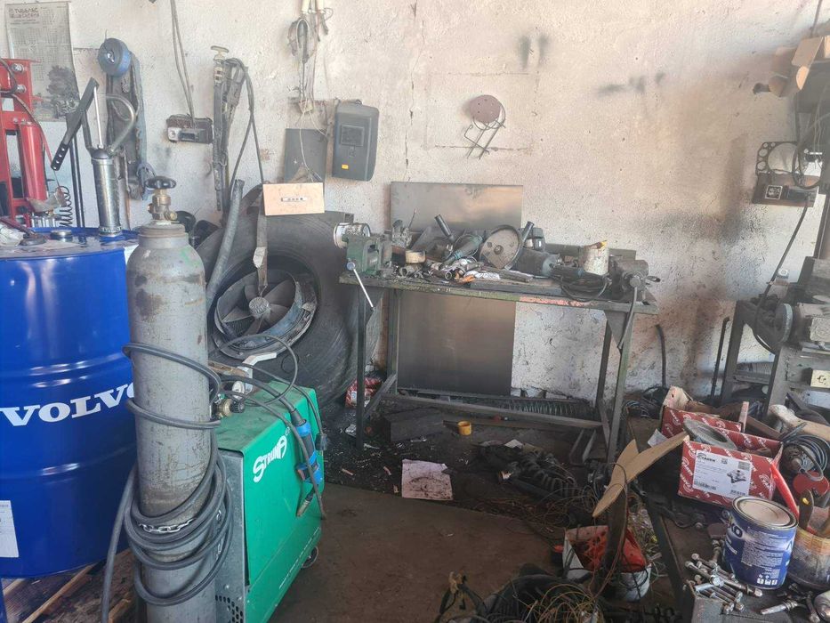 Оборудвано хале за ремонт на камиони