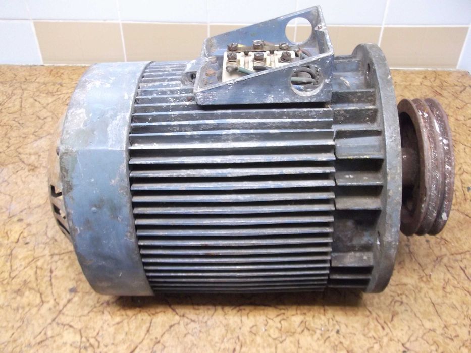 Продавам трифазен електродвигател