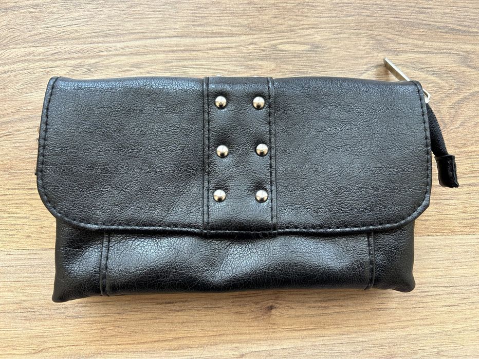 Малка черна чанта