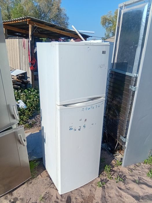 Тоңазытқыш жұмыс істеп тұр Холодильник рабочи