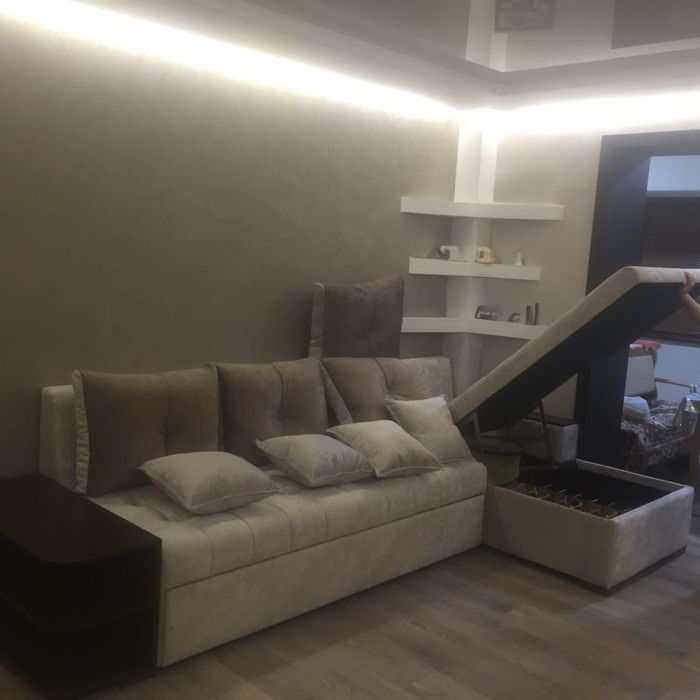 Угловой диван с рабочим механизмом , требует реставрации .