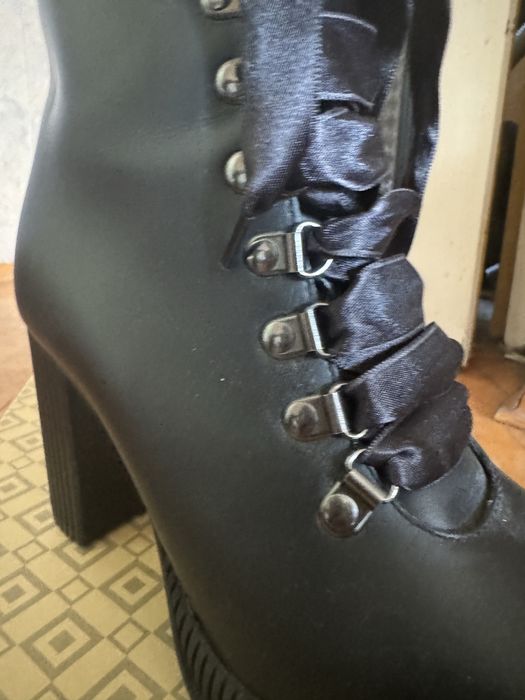 Черни боти на висок ток