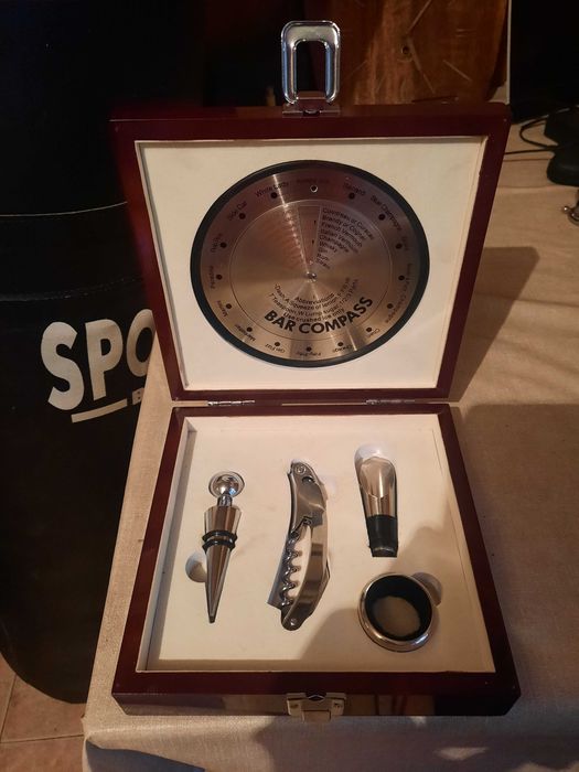 Луксозен комплект за вино с бар компас
