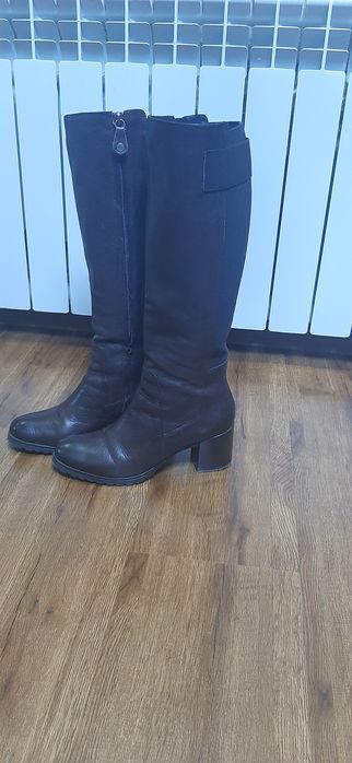 Женская сапожки цвет коричневый. Новая коженная.