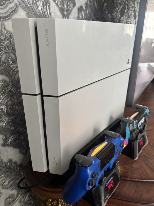 Пс4 в хорошем состоянии белый