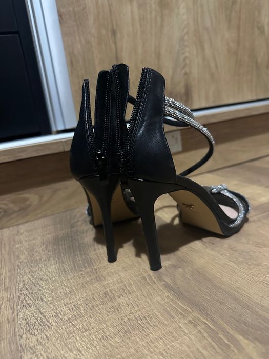 Черни сандалени токчета