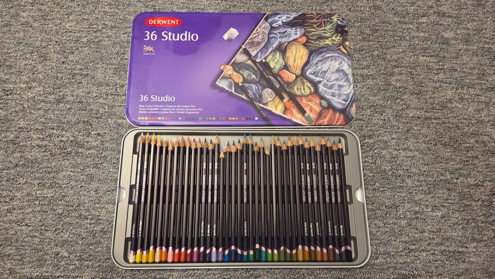 Set Creioane Profesionale Derwent Studio, 36 Culori, textura moale