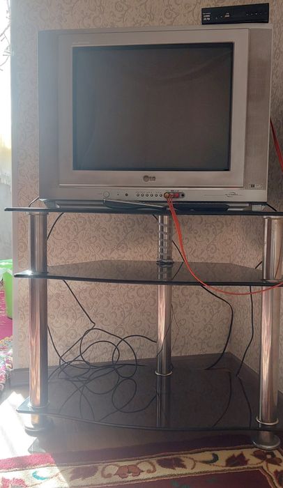 Televizor LG+patstafkasi bilan birga