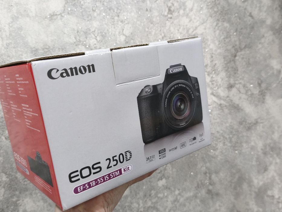 Продам фотокамеру Canon EOS 250D