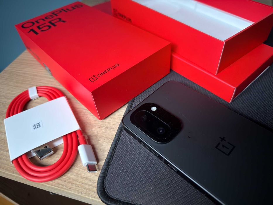 Vând OnePlus 15R, varianta neagră de 256GB, stare impecabilă, în cutie