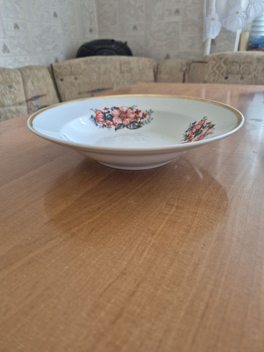 Тарелки новые глубокие