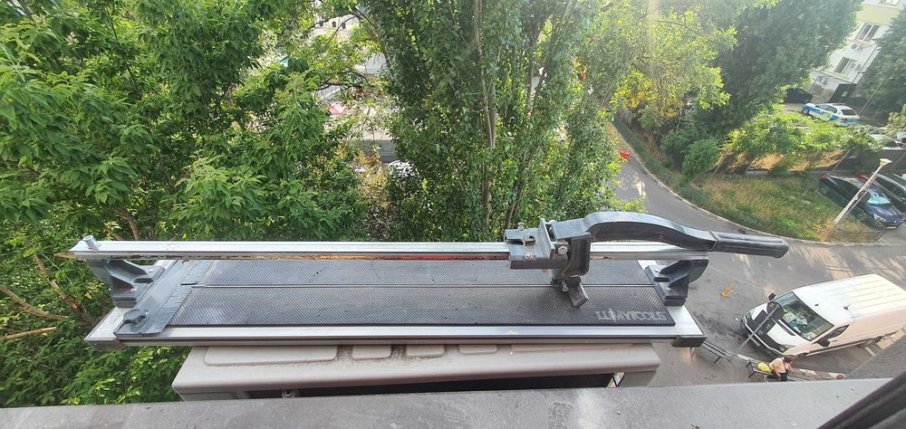 Livrare exclusiv în zona Piaței Drumul Taberei, diferite scule/unelte folosite pentru o garsonieră de 30 mp. Foarte puțin uzate. Nu fac schimburi.