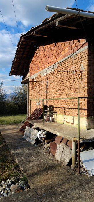 Продава къща в с.Еремия обл.Кюстендил