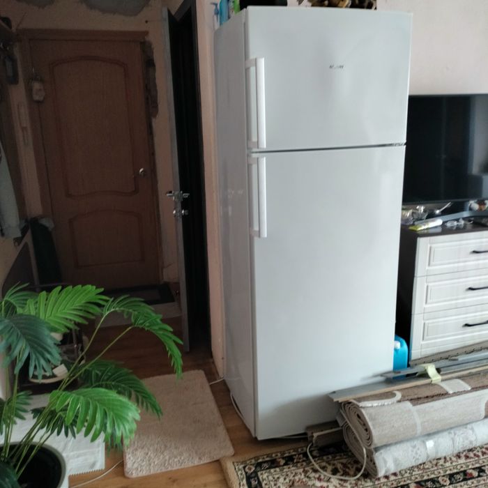 Продам очень вместительный холодильник Атлант