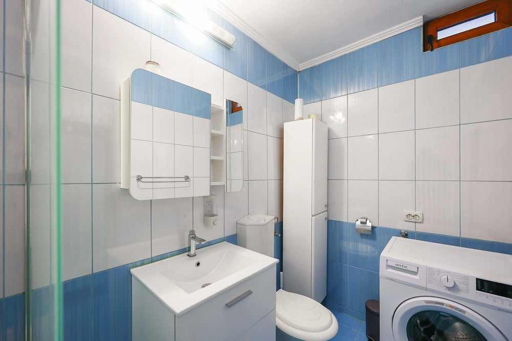 De închiriat - Casa la curte comuna ultracentrala (recent renovata)