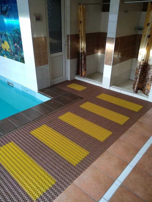 Надёжный резиновый пол для бассейнов и душевых