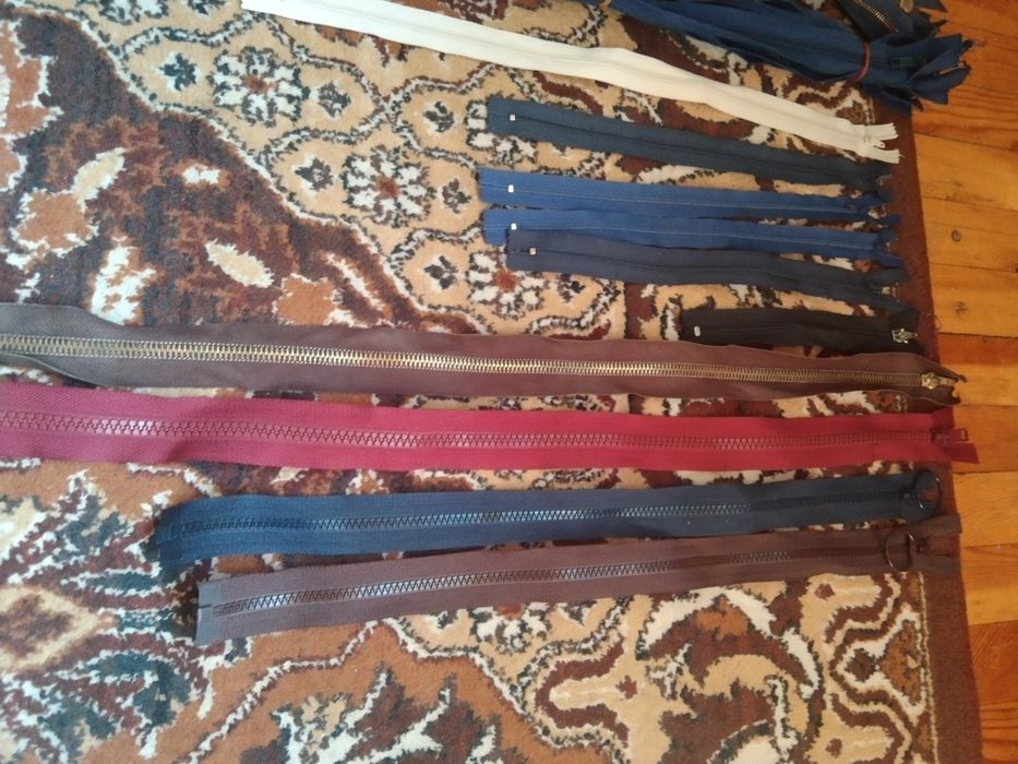Застежка-молния. Разных размеров и цветов.