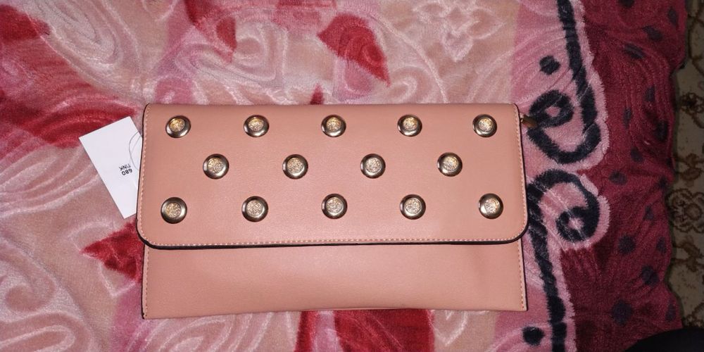 Клатч светно коричневый, подойдет на выход, внутри два кармана и замок