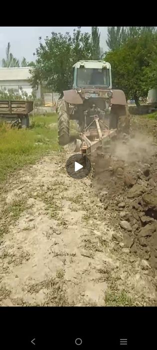 Belarus traktor sotiladi