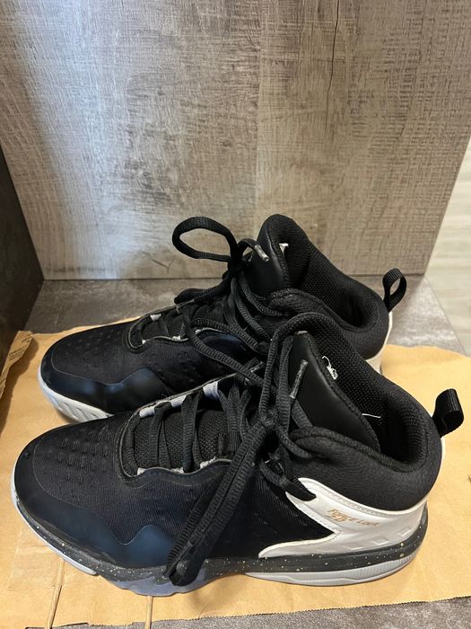 Баскетболни обувки