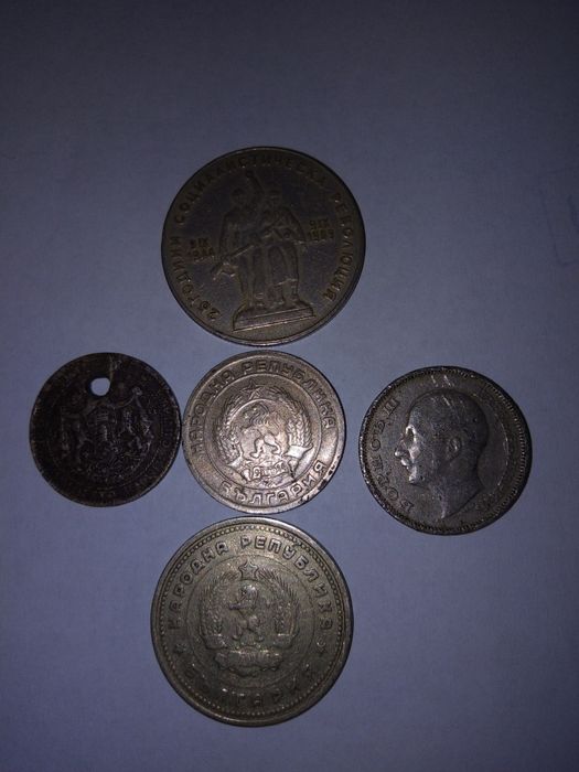 Много стари монети от миналото.