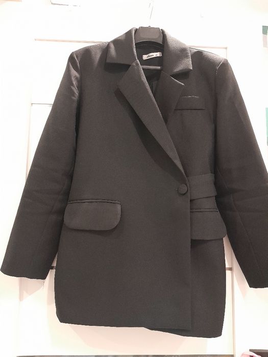 Черные пиджаки и костюм