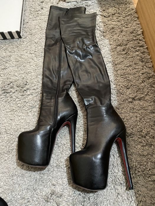 Черни кожени и лачени обувки и кожено облекло