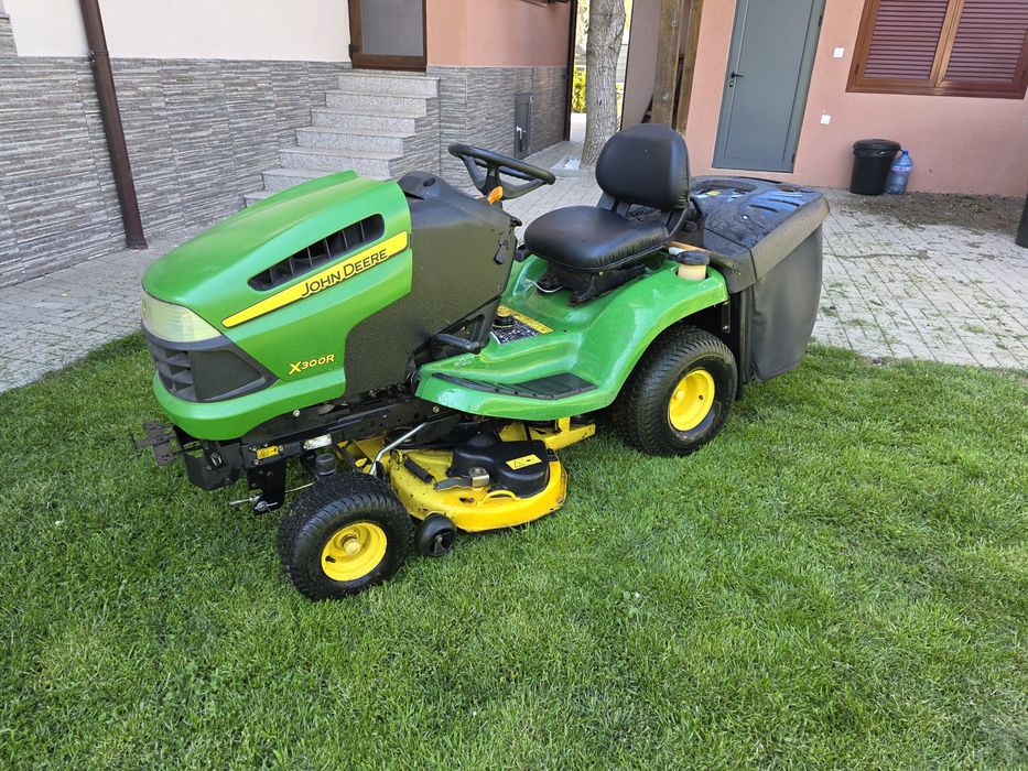 Продавам тракторна косачка John Deere X300R