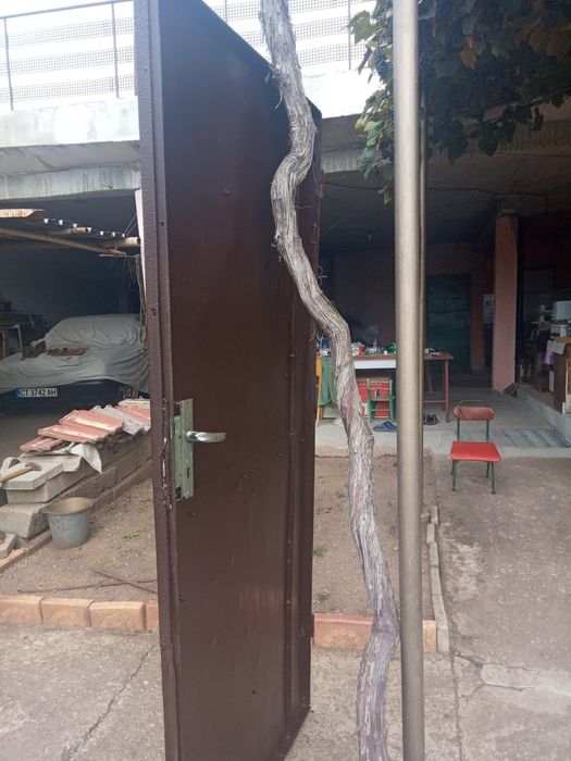 2бр.Метални врати с каса и брава