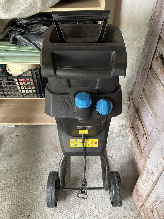 Tocator crengi sau resturi vegetale