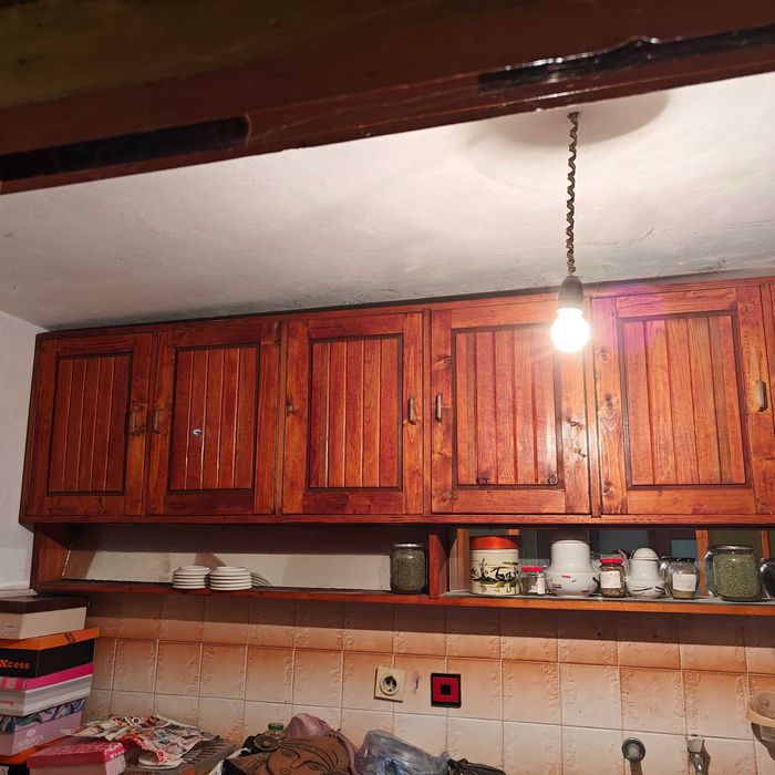 Кухненски горен шкаф от масив