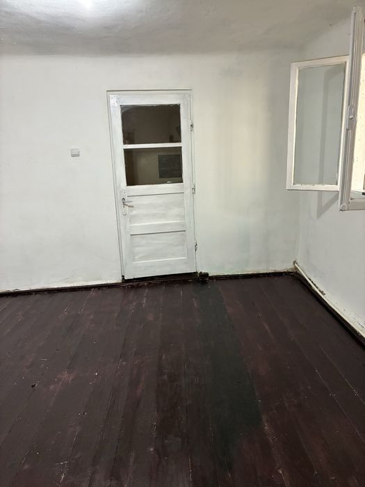 Casă de vanzare la curte