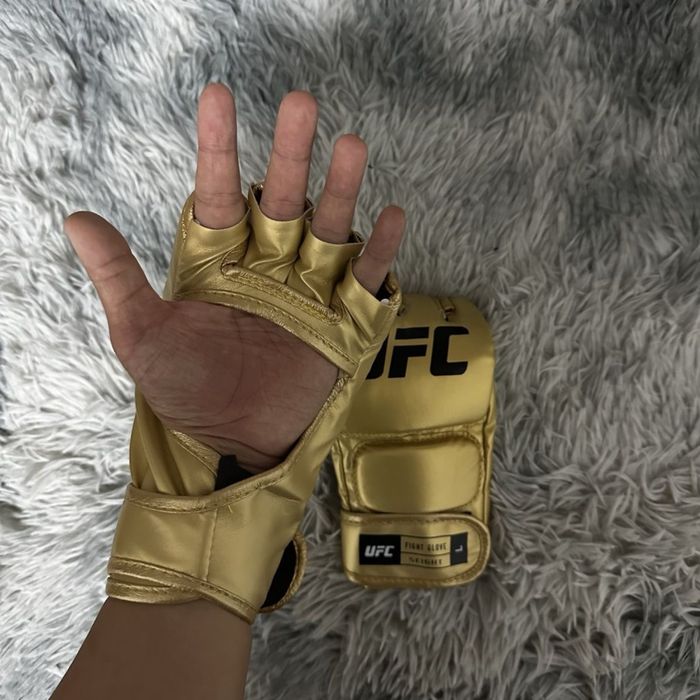 Золотые чемпионские перчатки UFC
