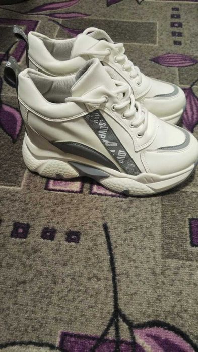 Продам кроссовки