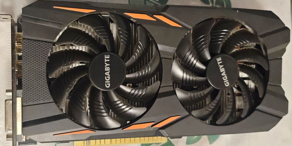 Vând placa de baza cu tot cu procesor i3 gen8 , placa video 1050