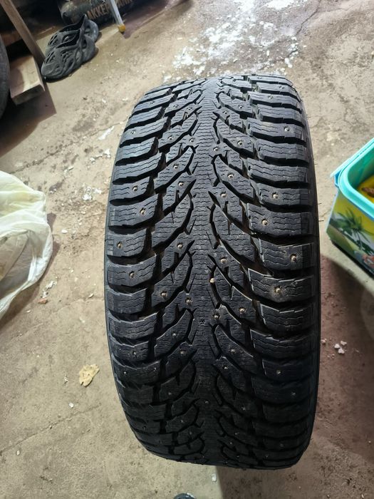 Продам шипованные шины на БМВ 7