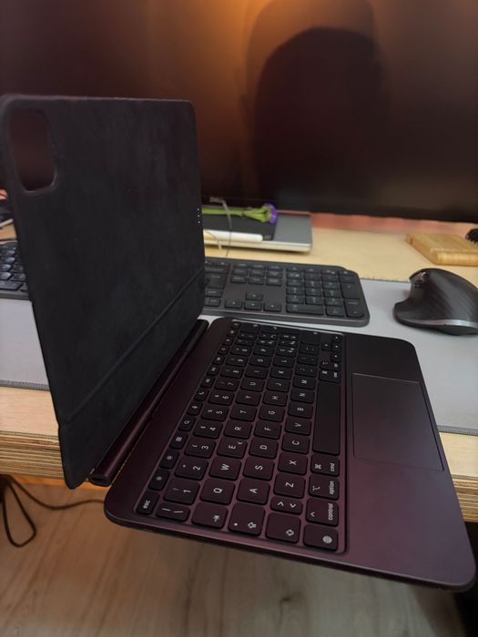 Tastatura QWERTY iPad Pro M4/M5 11” Apple Magic Keyboard