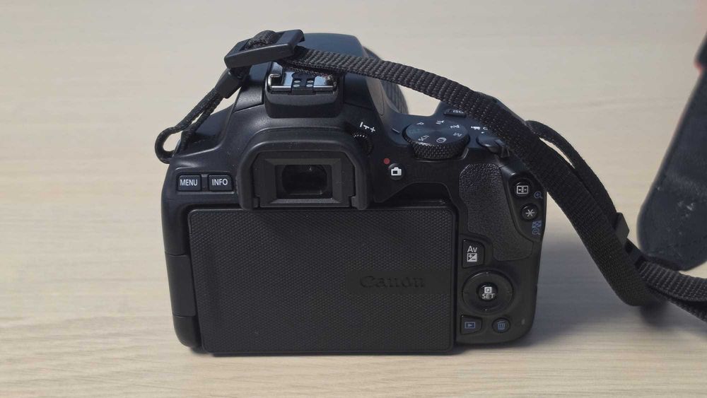 Aparat foto DSLR Canon EOS 250D + Obiectiv EF-S 18-55mm f/3.5-5.6 IS STM – Aspect impecabil