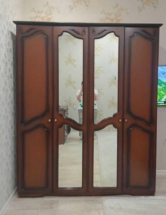 Шкаф/шифоньер сатылады..
Төрт есікті, ортасында айнасы бар.
Өте сыйым